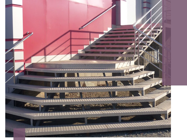 Лестницы для магазина в Североморске — изготовление и монтаж