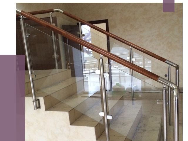 Комбинированные перила из металла и дерева в Североморске