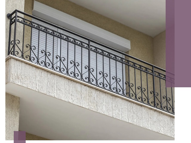 Балконные ограждения из металла и стекла в Североморске для домов