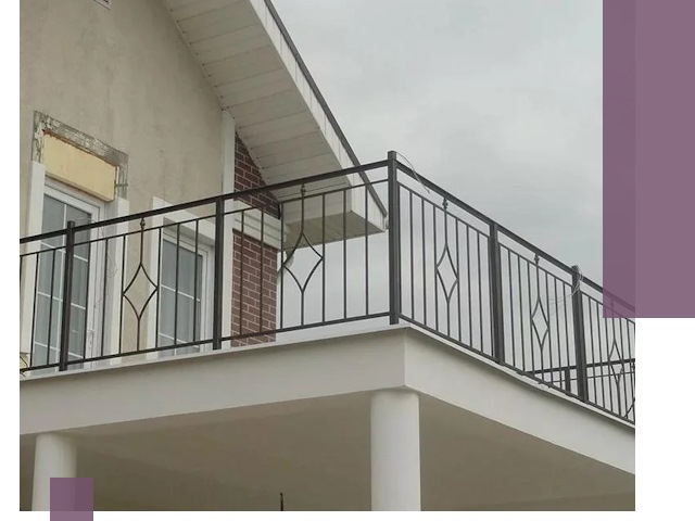 Изготовление балконных ограждений в Североморске из металла и стекла